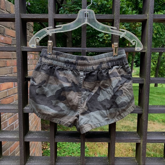 Aritzia TNA Camo Shorts - Picture 6 of 6